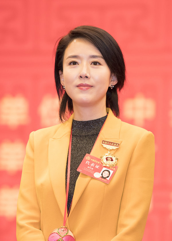 "最美嫦娥"颜丹晨短发清爽,脸略僵但肤质细腻,一条细纹都没有