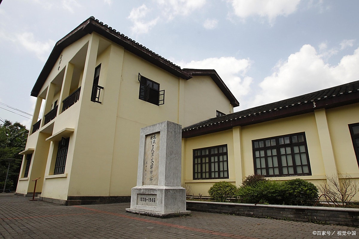 一位家长抱怨说,儿子考上复旦大学后生活费用太高,家里承受不了