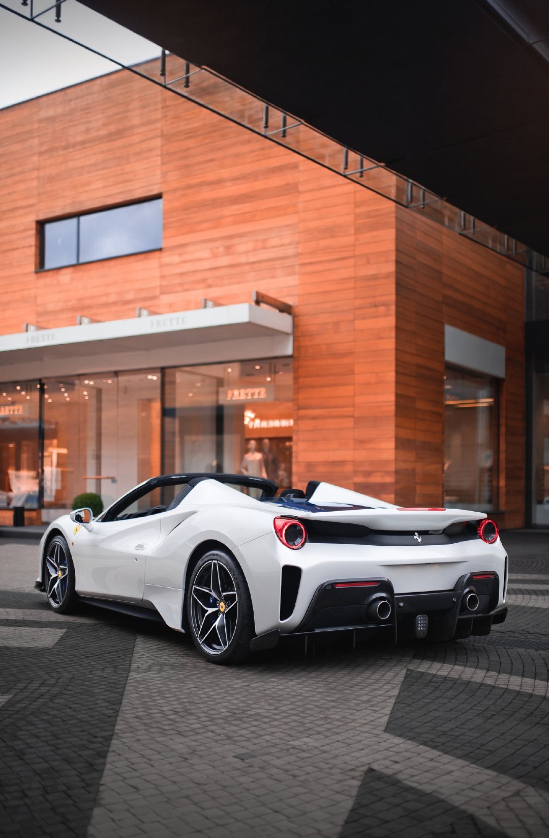 法拉利488 pista spider美图,白色与拉花的搭配简直完美!