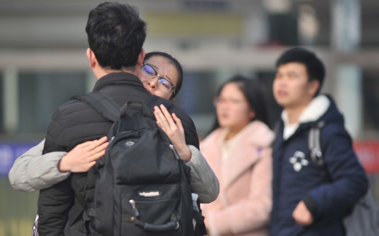 盘点春运火车站吻别瞬间 亲情离别泪目的照片 生活不易