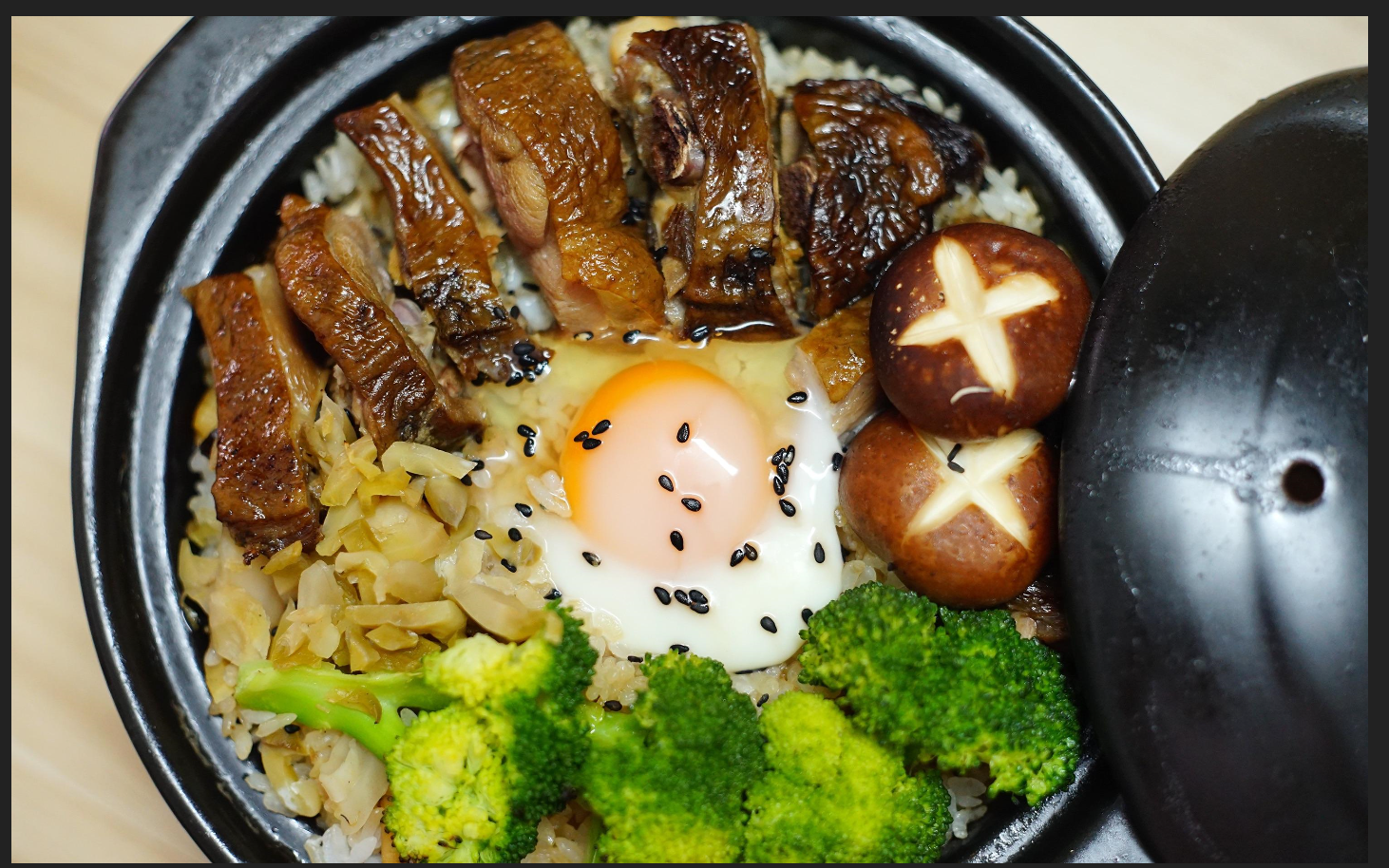 用瓦煲制作的广州煲仔饭,不仅营养而且美味,是广州一大特色美食