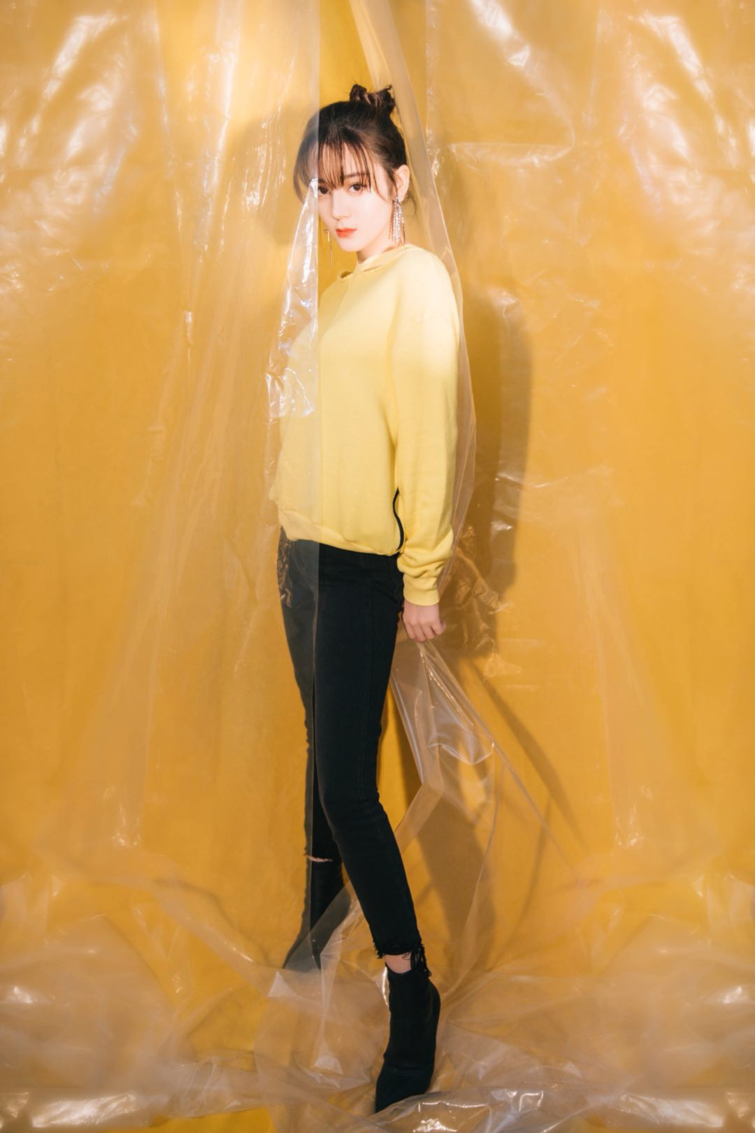 迪丽热巴换新发型不再露额头空气刘海搭配辫子头意外显老