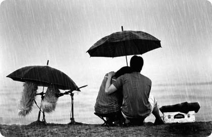 两个人雨中一把伞图片图片