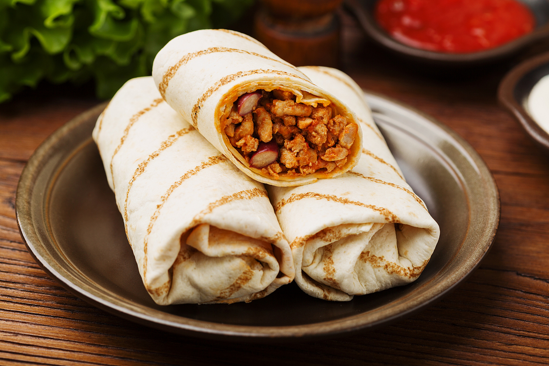 濮阳裹凉皮,又称河南裹凉皮,是河南省濮阳市的一道独特小吃