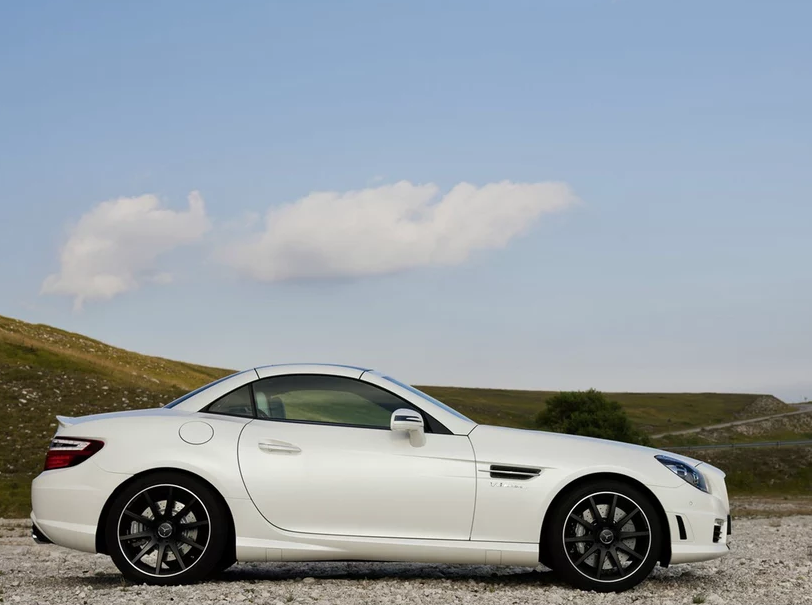 这款梅赛德斯-slk级amg的外观自己觉得满意,大气,稳重,大爱.