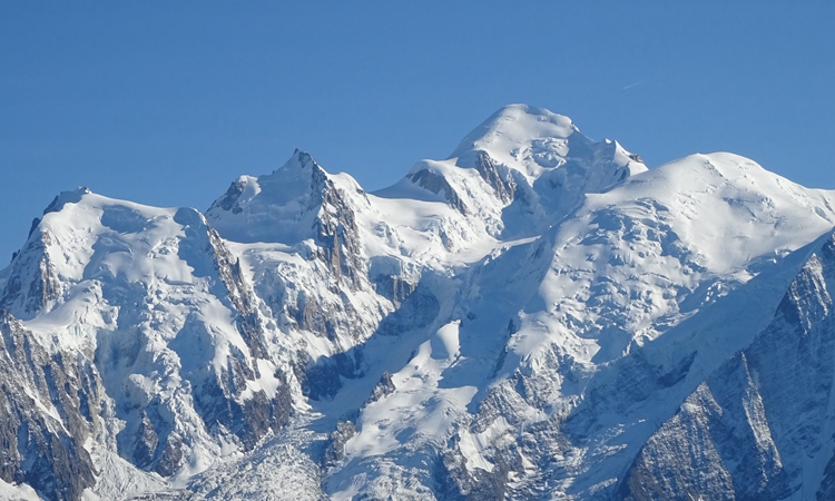 这座山峰巍峨壮丽,风景非常独特,这种美叫人流连忘返.