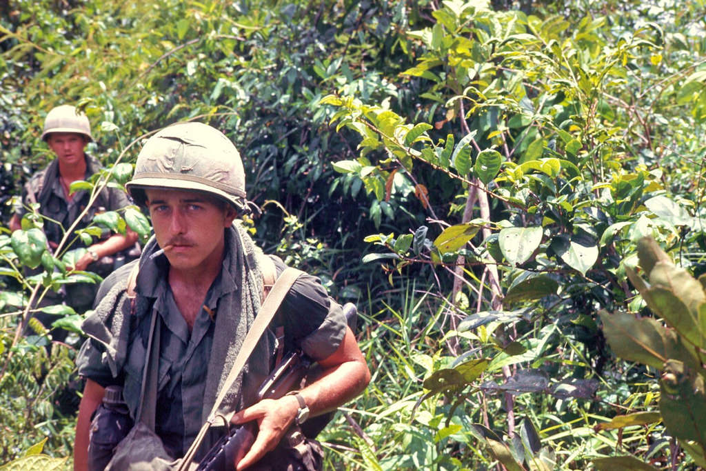 旧照:1969年的越南战争老照片,美国大兵光膀子干活,还能吃冰!