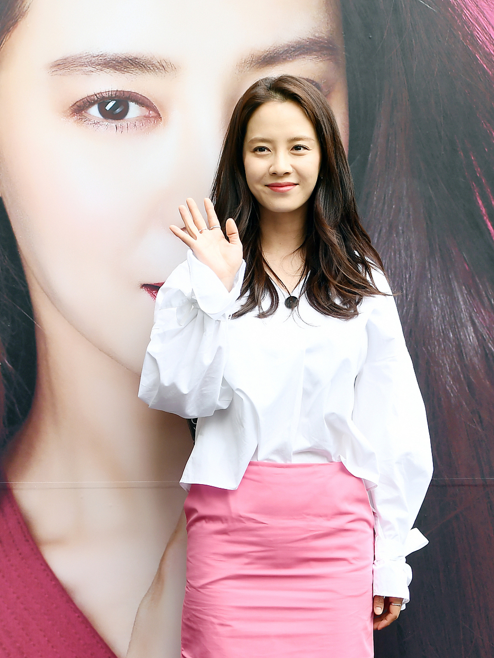 一听这话,梁世灿便立刻表示想要和宋智孝一起拿一个最佳情侣奖.