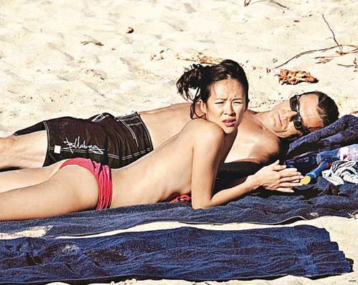 50岁邓文迪身穿比基尼与神秘男子沙滩嬉戏,奔放程度堪比章子怡