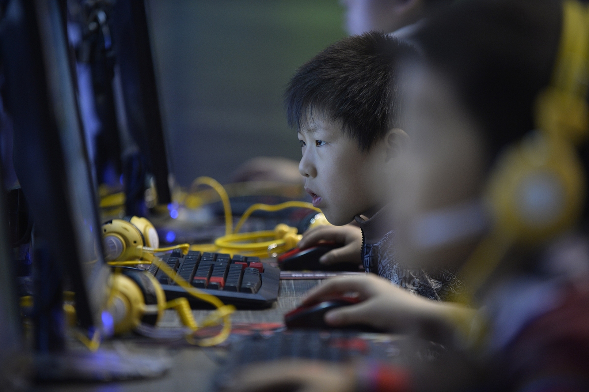 打游戏伤了无数学生的学习成绩,为什么还发展游戏市场?