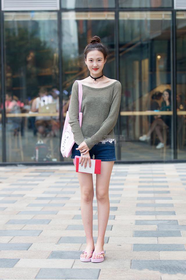 小姐姐穿黑色连衣裙优雅气质,颜值高走在街头很是引人注目!