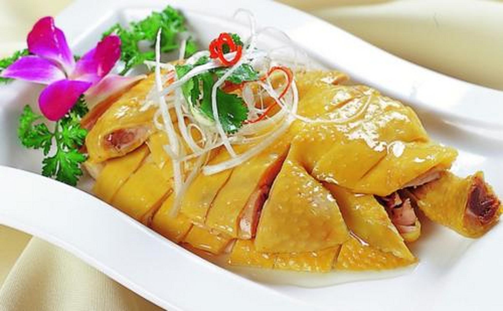 "梅城肥鸡"以制做精细,外形完整,香气扑鼻,肉质烂嫩,整只上桌而驰名