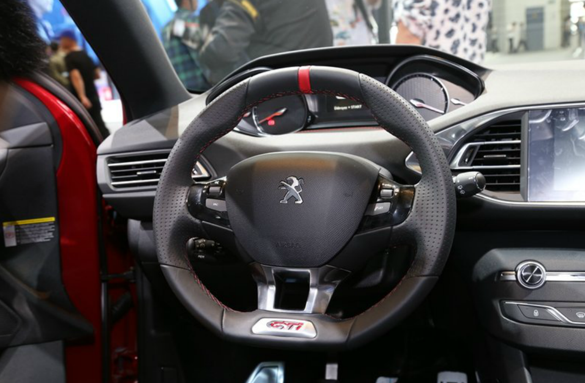 材料选取的非常用心,真皮方向盘,提升驾驶的舒适度