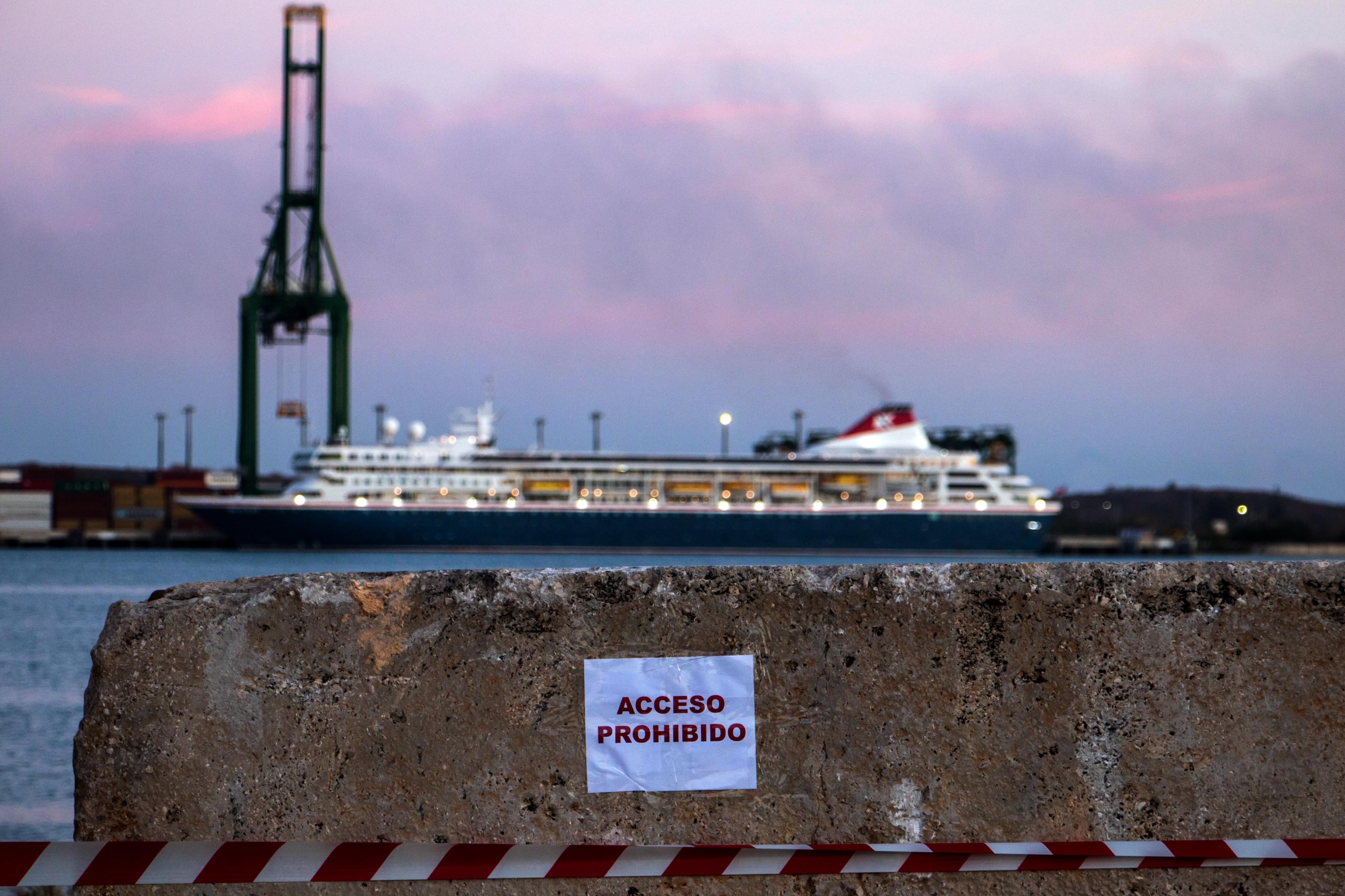 发生新冠肺炎疫情的"布雷马"号邮轮抵达古巴港口