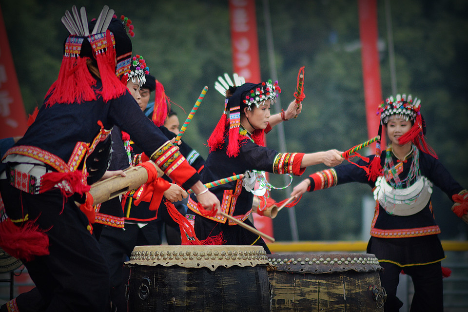 "悬崖上的苗鼓表演"传承民族文化的湘西苗鼓!