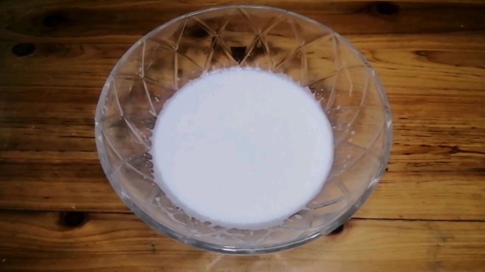 一瓶牛奶,一把白砂糖,一把玉米淀粉就是一道奶香浓郁的甜品