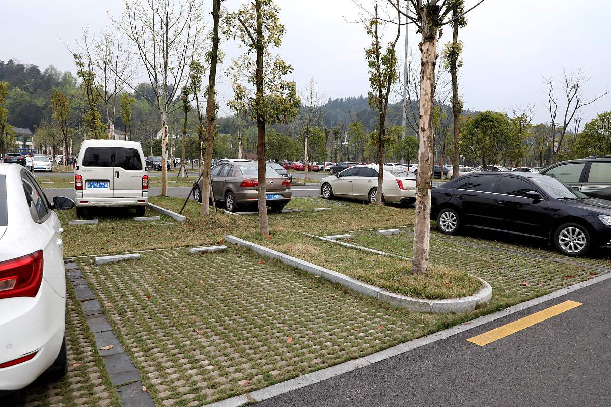 生态停车场采用环保材料和设计理念,旨在降低对环境的负面影响,提供