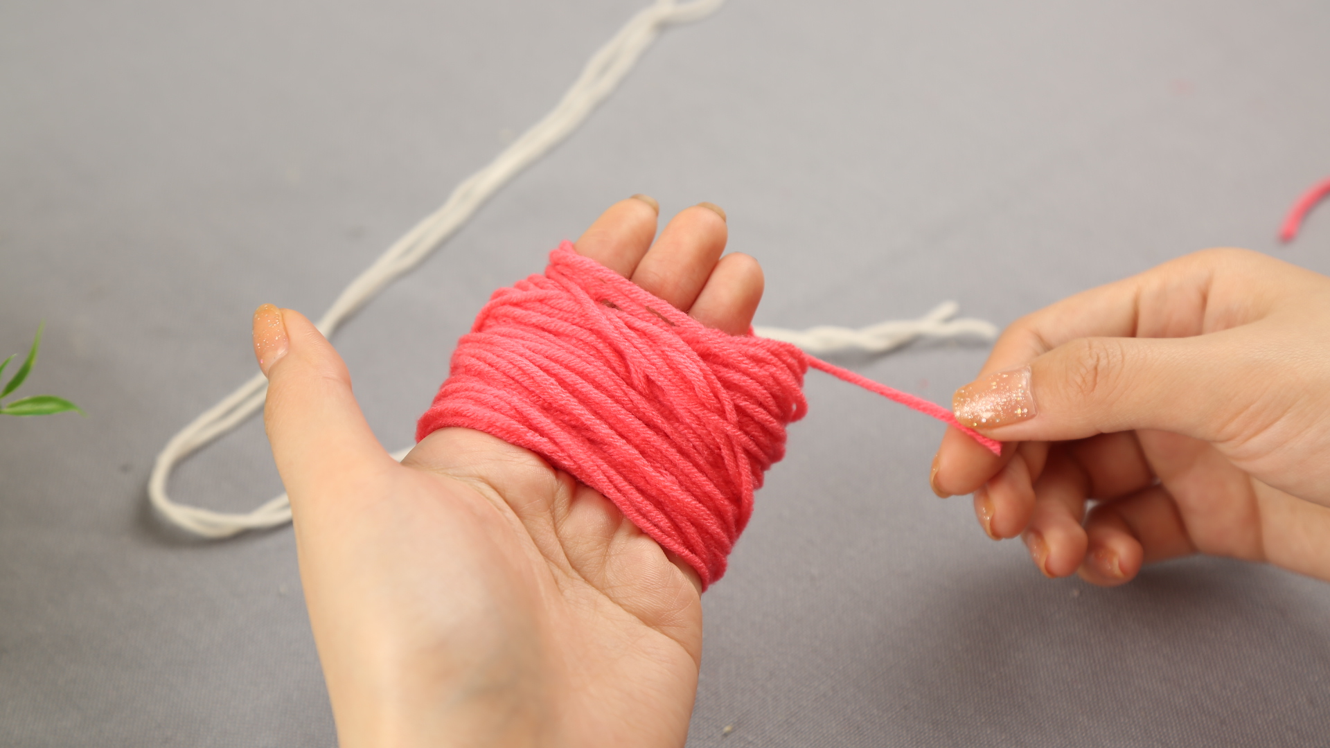 姑娘用旧毛线做一串毛线球,挂在提包上边很好看,我也要学一学