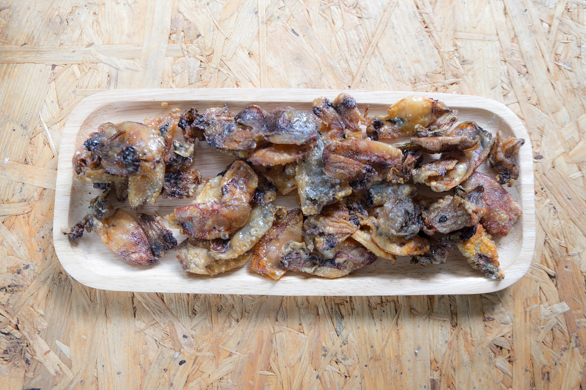 爱斯基摩人的美食腌海雀,内脏腐烂后用嘴吸食,臭味秒杀鲱鱼罐头