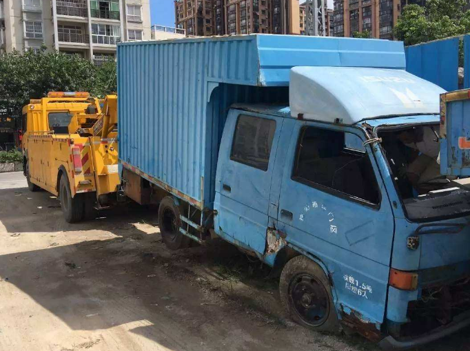 "僵尸车"停靠在路边,近八年没年检,交警守株待兔终究查获