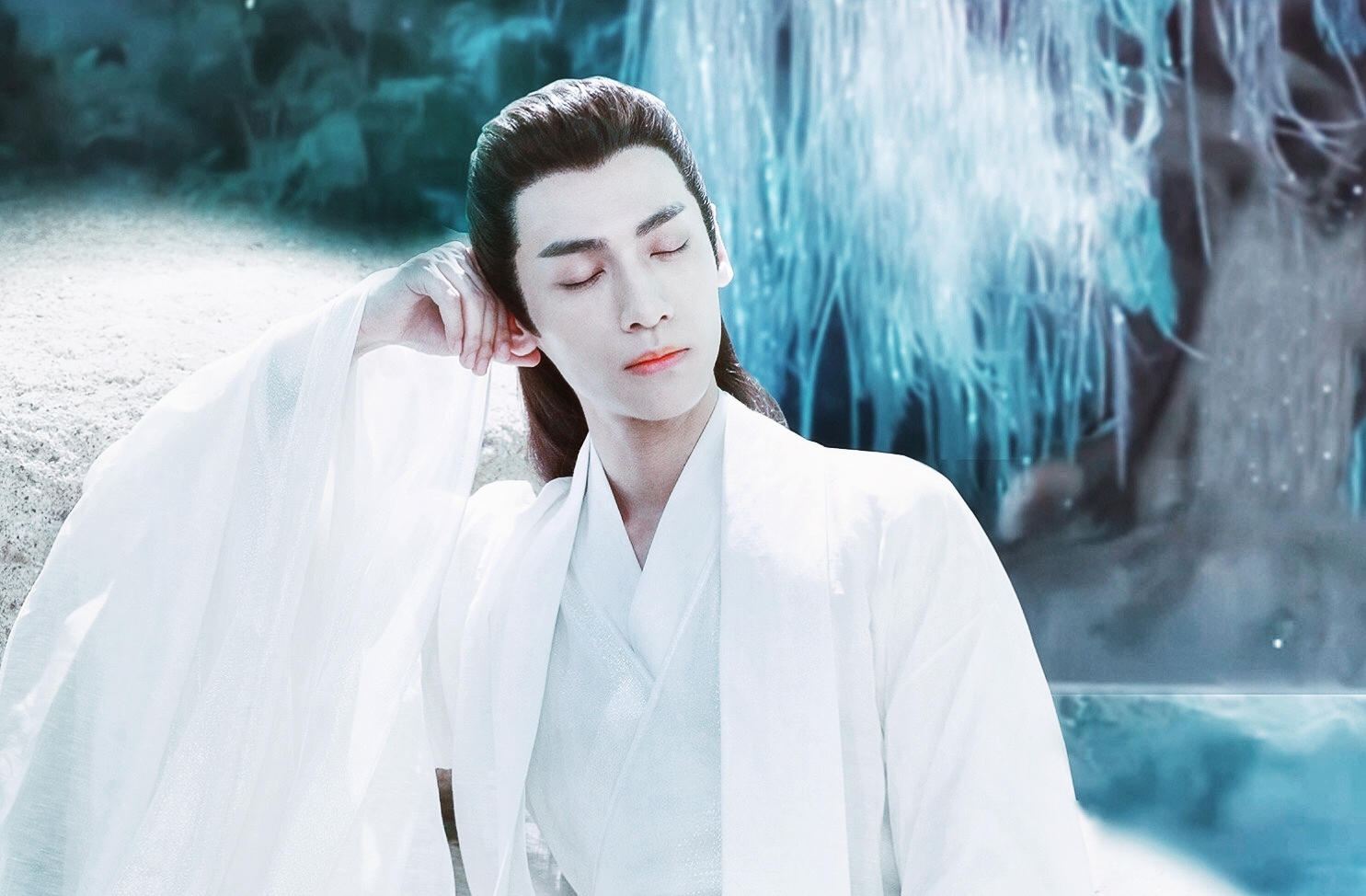 宠文:一朝穿越压着个妖孽美男,她抬手摸摸头"乖,别闹 "