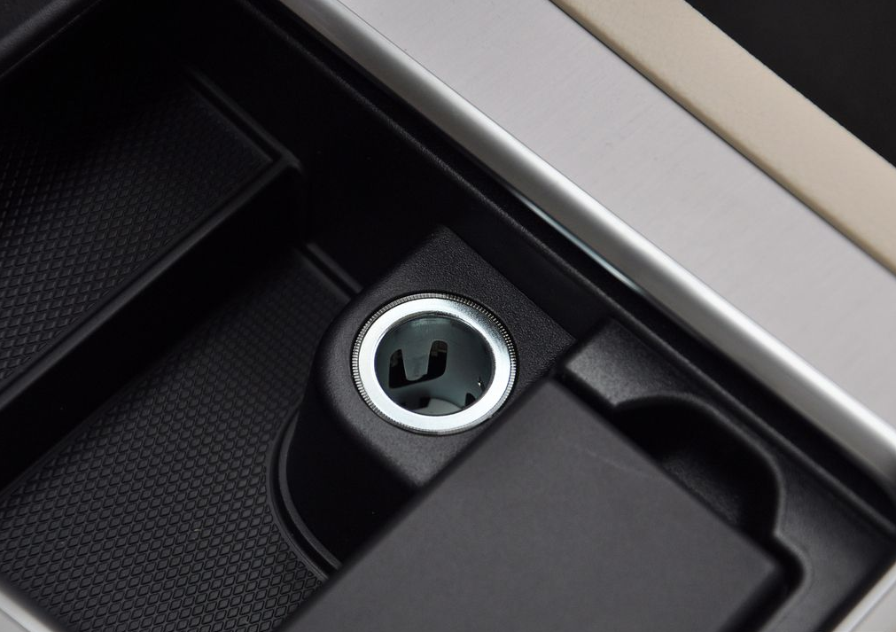 虽然汽车点烟器非常方便,但小编想提醒司机,在使用车载电器的时候,也