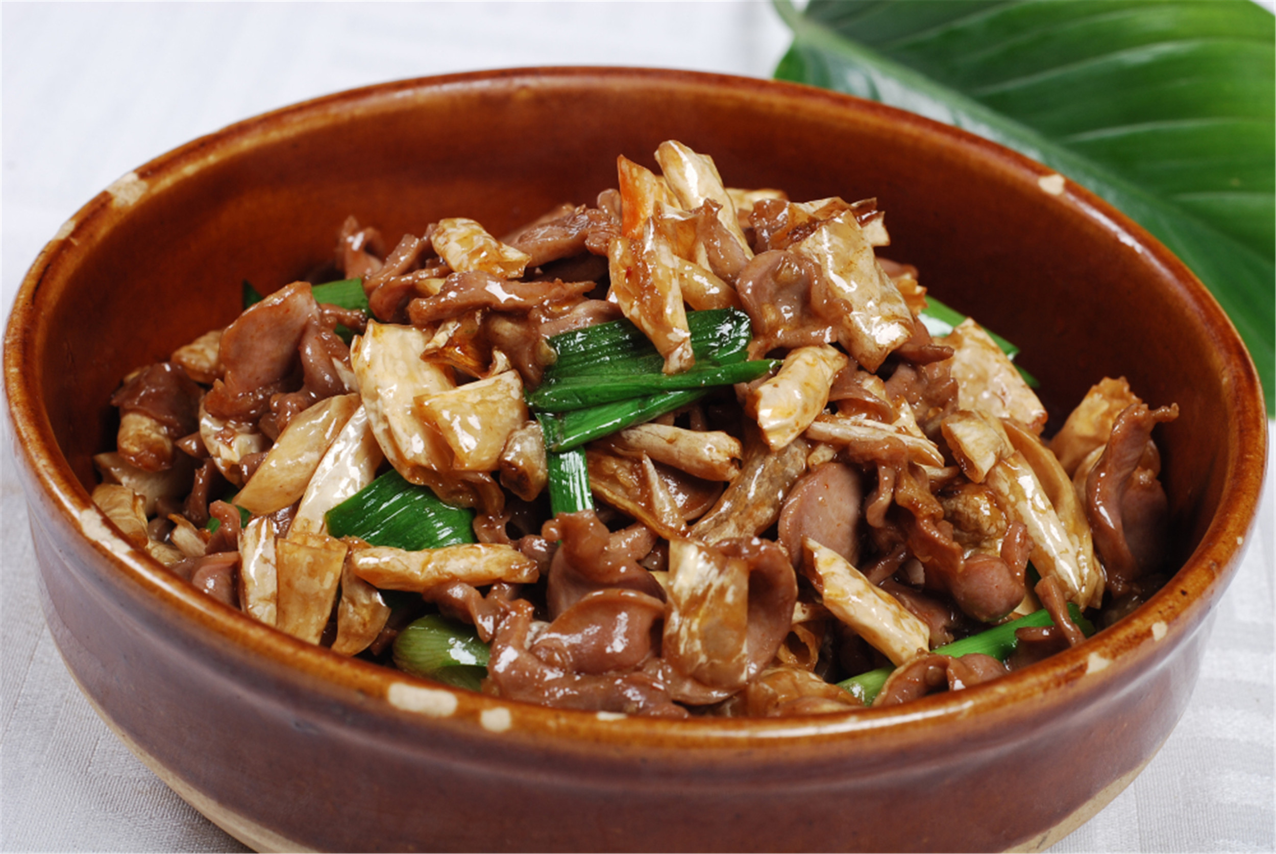 白椒鸡胗:白椒鸡胗便于家庭制作,其味道脆辣,鲜嫩,非常下饭.