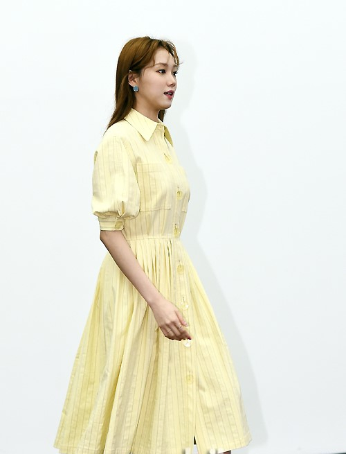 韩星李圣经现身某活动,一袭鹅黄色连衣裙,衬托娇嫩美.