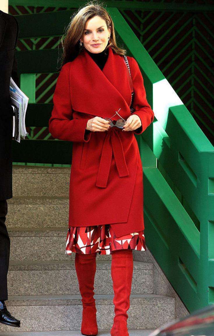 莱蒂齐亚穿黑色大衣,化身霸道女总裁,王后风韵犹存更显优雅!