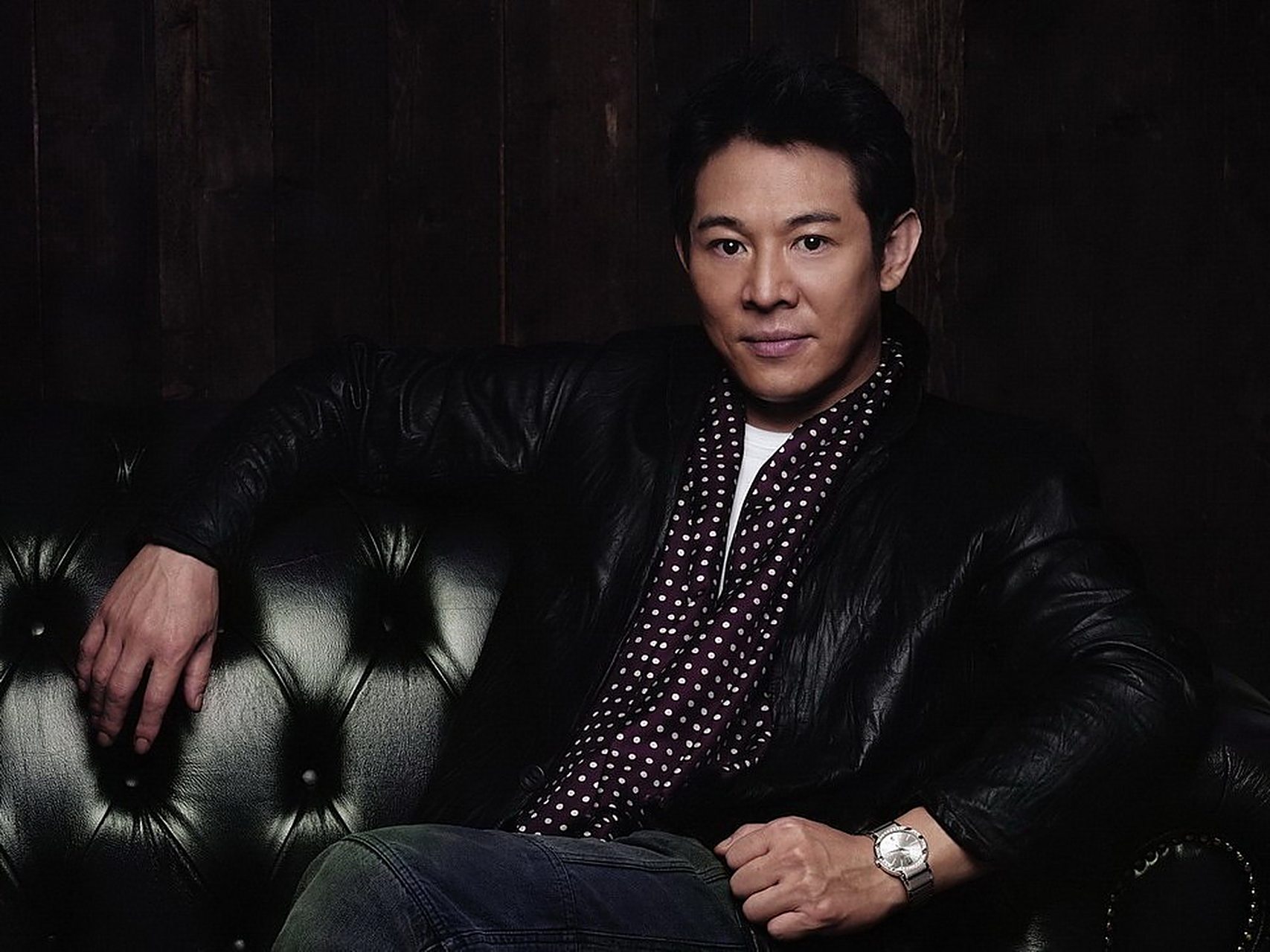 62岁的李连杰,作为一代功夫巨星,年轻的时候拍打戏拳拳到肉,真