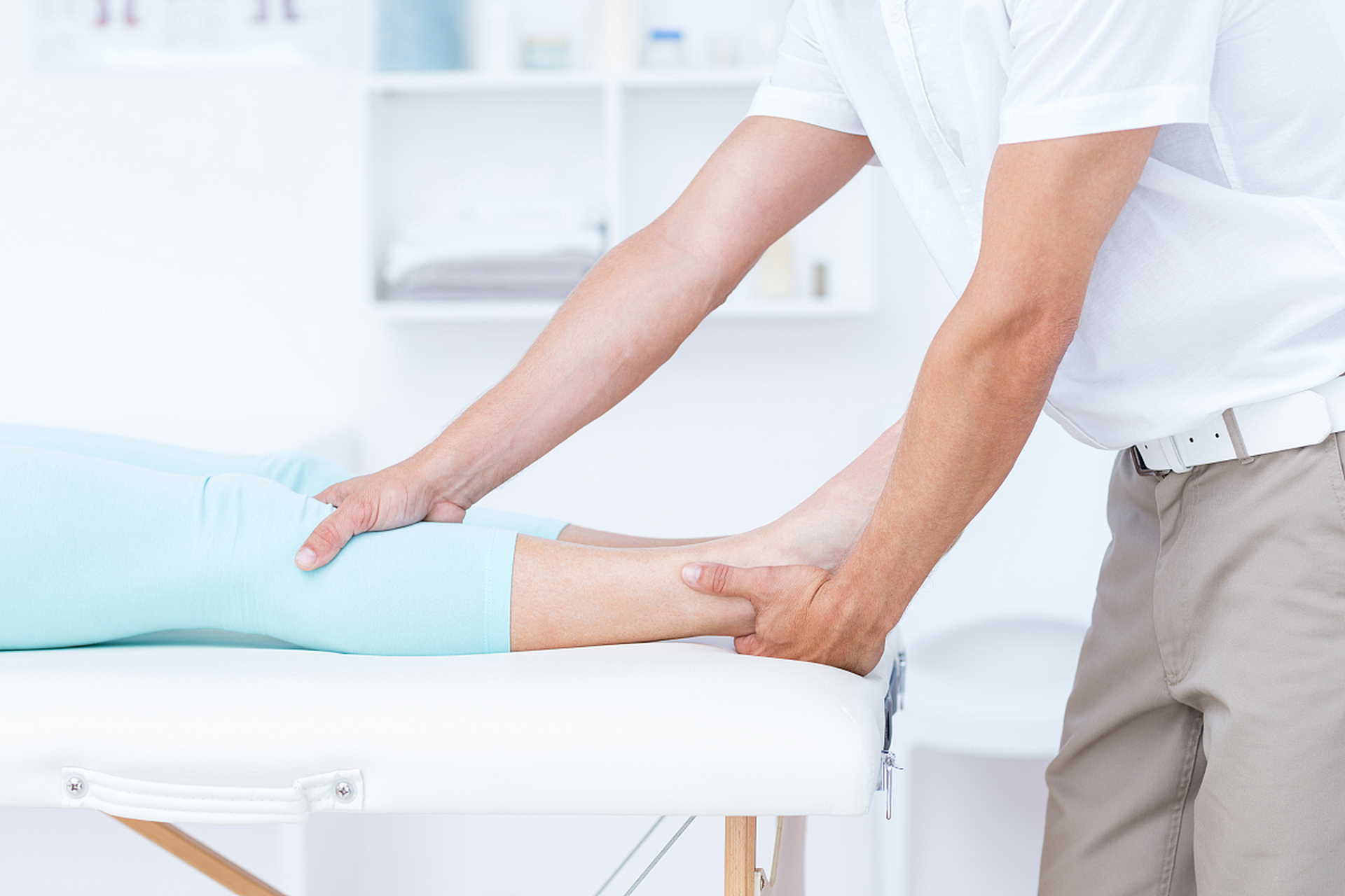 拍打膝关节是一种常见的康复运动,它可以帮助提高膝关节的灵活性和