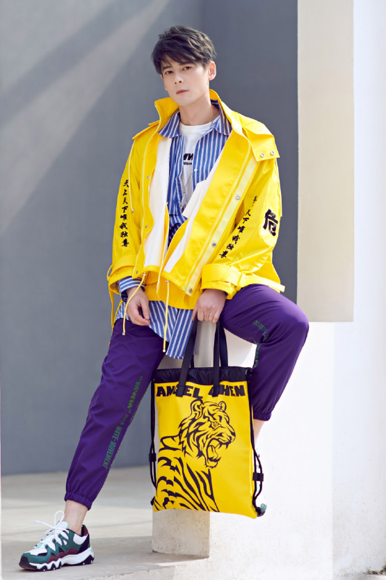 郭品超:再次秀起大长腿优势,展现完美比例身材