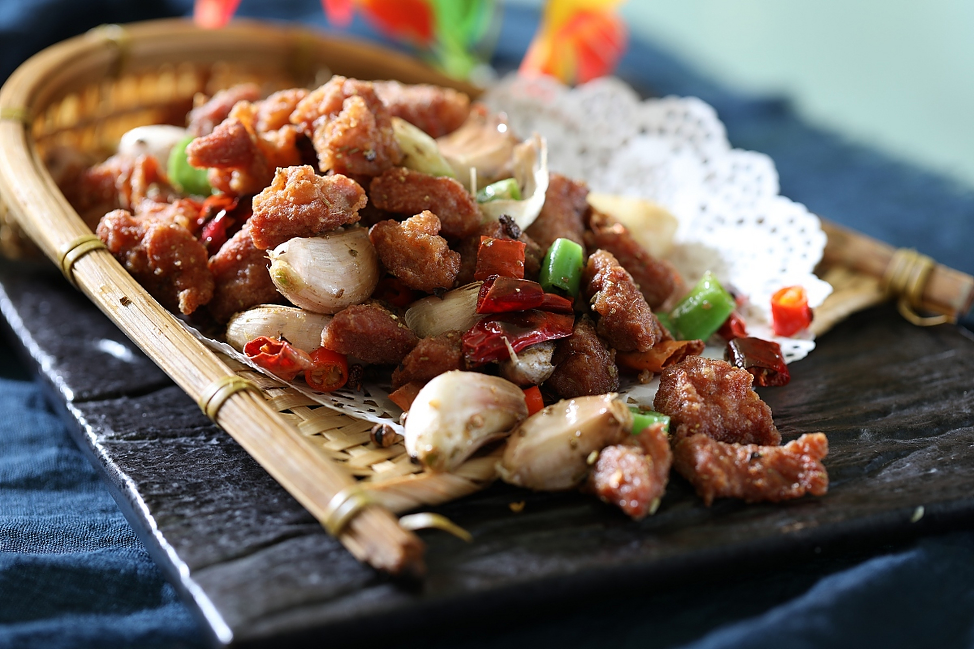 家常菜谱# #香辣小酥肉#  香辣小酥肉的食材和调料用量:  主料: 嗜忖