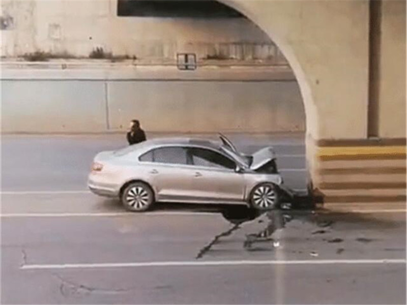 大众速腾碰撞测试现场版,车主打电话救援,网友:架在火堆上烤!