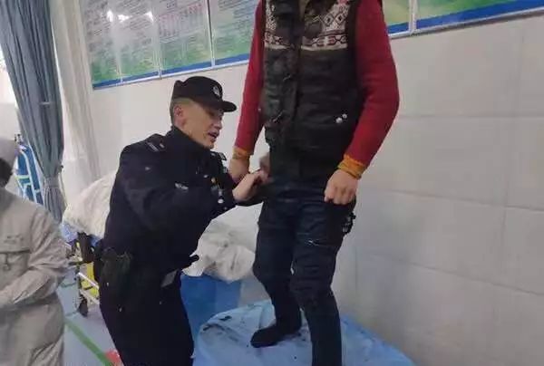 「图片故事」小男孩玩雪一脚