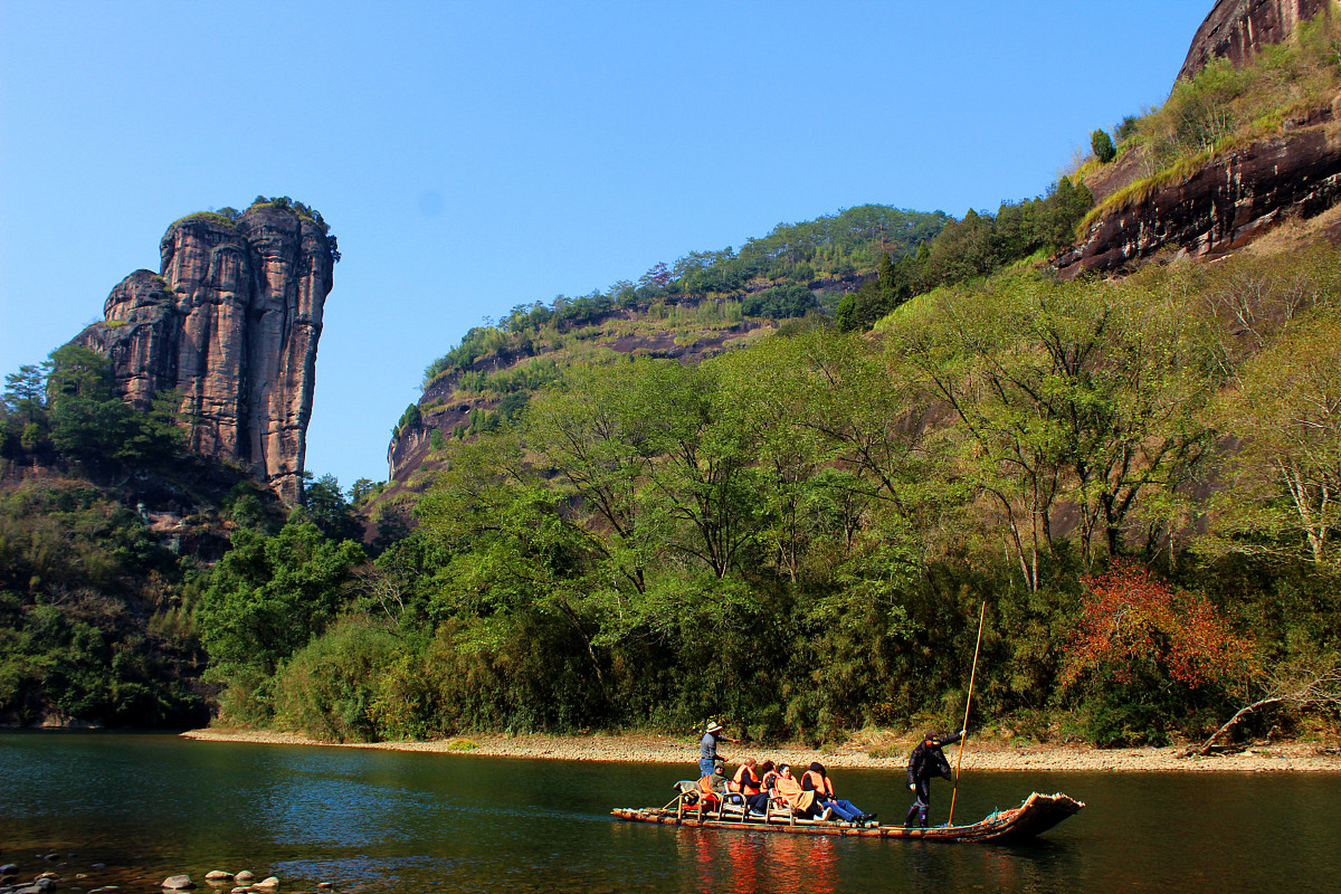 冠豸山位于福建省龙岩市连城县,以其独特的山水风光和深厚的客家文化