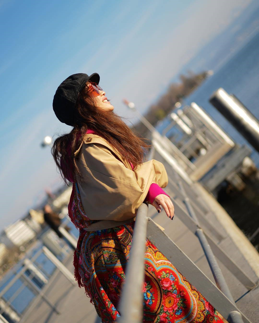 舒淇分享瑞士旅行照,芭比粉连帽衫搭配刺绣风衣,一般人模仿不来