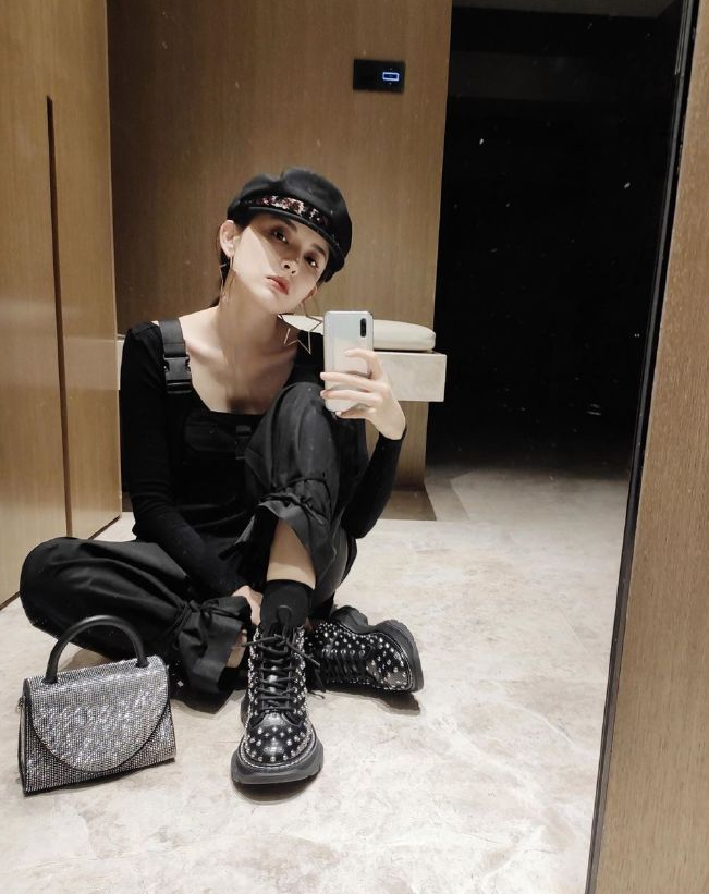 古力娜扎自拍秀美照:一套工装风霸气侧漏,常练瑜伽身材就是好