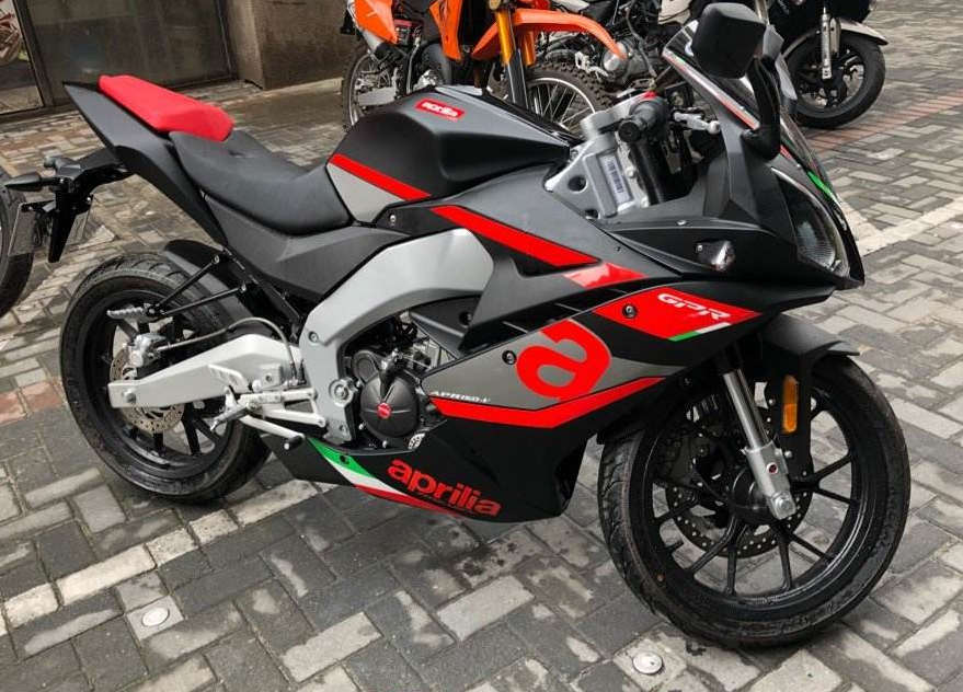 豪爵铃木gsx250r和阿普利亚gpr150新手选谁好?老骑士这么说!