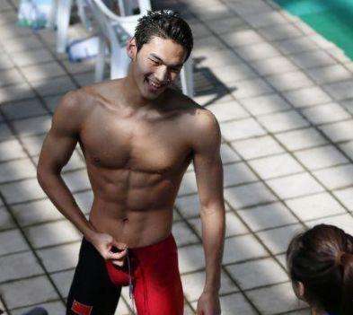 苏炳添大腿,徐嘉余八块腹肌,都不如国足的"白斩鸡"身材出名