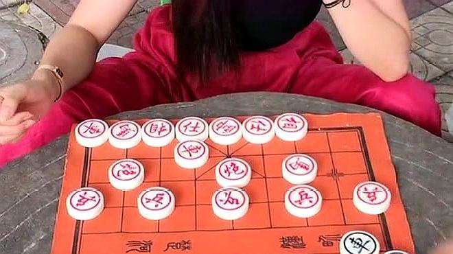 [图]美女棋手大战公园老头，奇门遁甲单马走天下，用马用得太精妙！