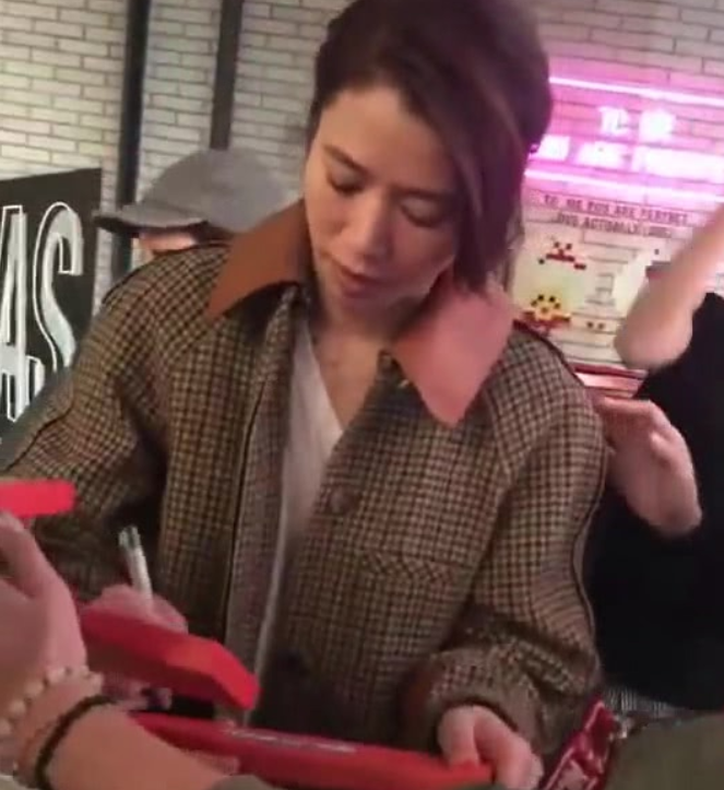 袁咏仪太接地气了!为粉丝签名时随性自然,一个小动作圈粉无数