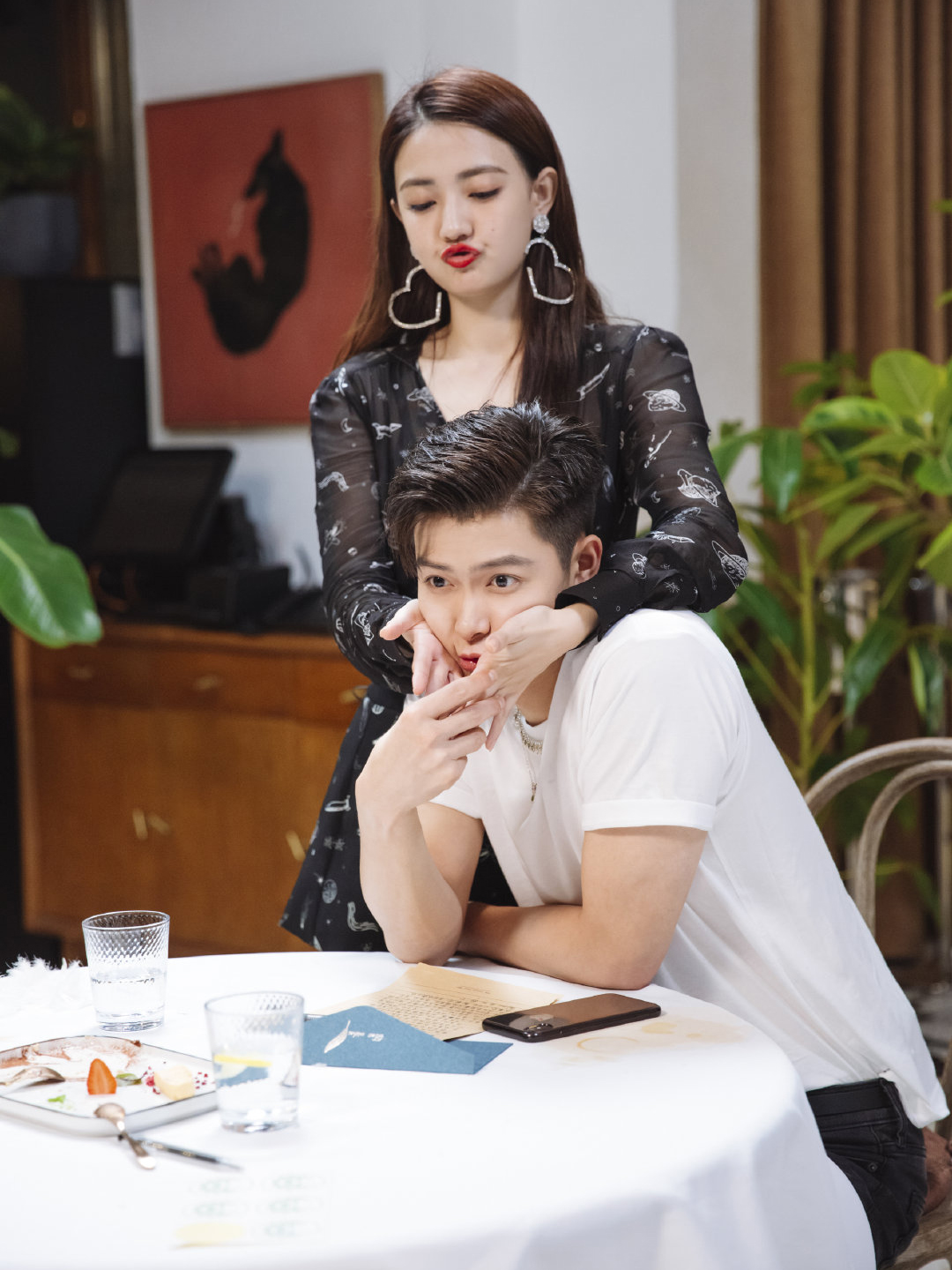 郑爽和徐璐约会造型,一个蓝色牛仔裙甜美,一个黑色纱裙性感!