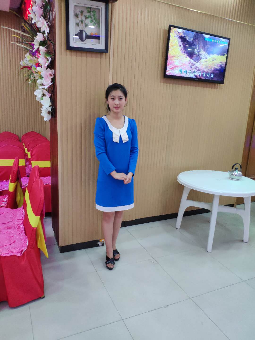 图为朝鲜平壤某餐馆的女服务员,长相清秀可爱,是纯天然的美女.