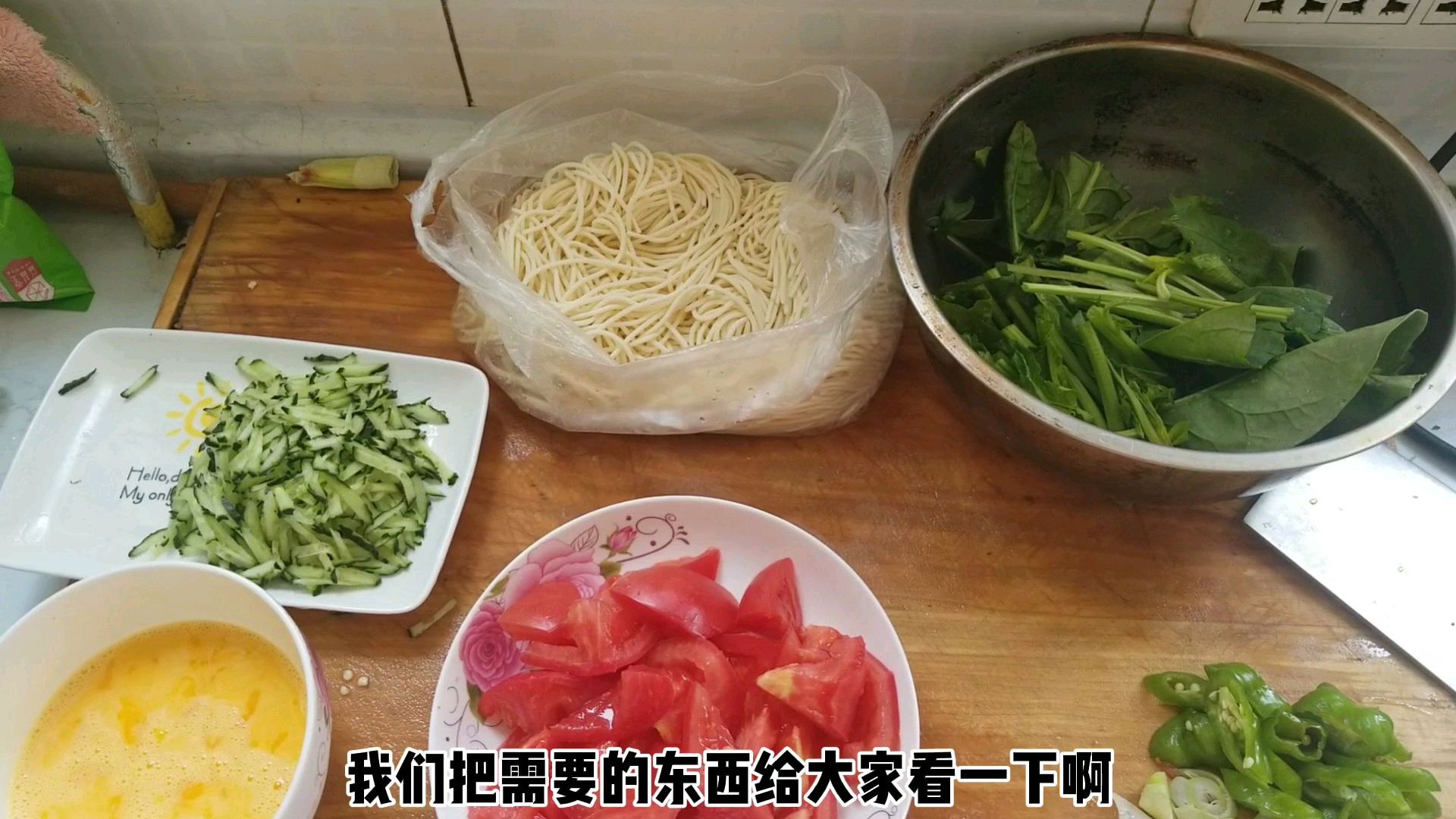 小伙中午做河南捞面条,西红柿配鸡蛋,卤香面劲道