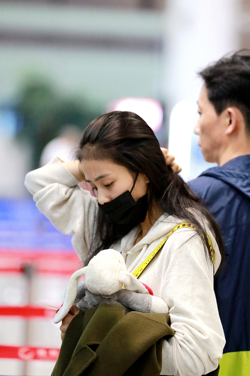 白鹿的素颜生图,这发际线是怎么了[捂脸]?怎么看上去怪怪的[捂脸]!