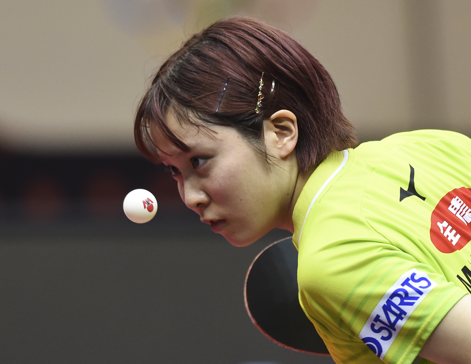 平野美宇在比赛中发球