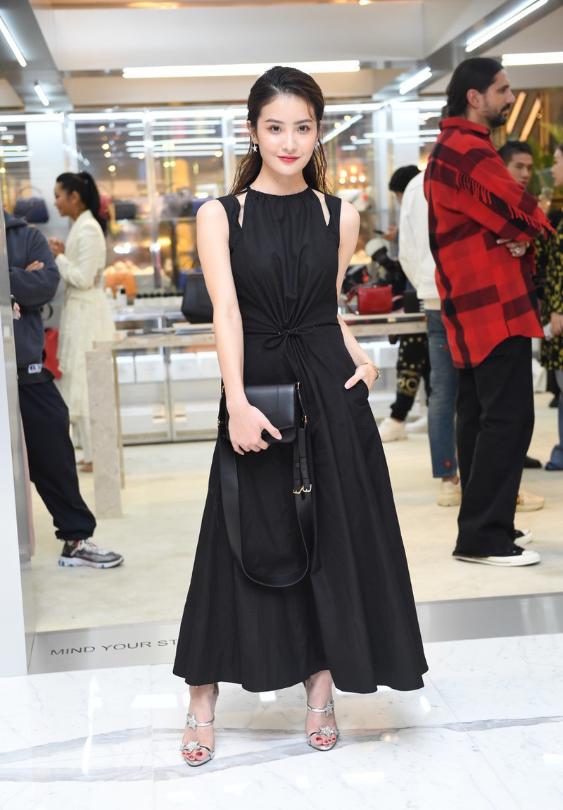 赖雨濛不仅演技出彩,早期出席活动,姿态更是撩人!