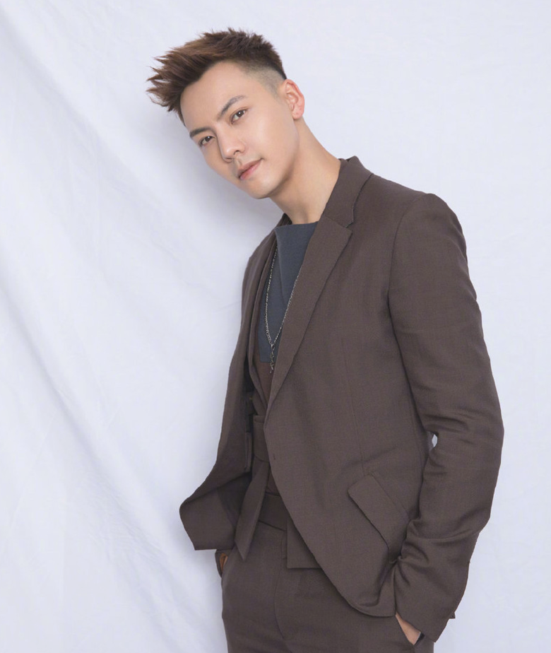 陈伟霆棕色西装,儒雅绅士雅痞帅气,举手投足彰显男人独特魅力!