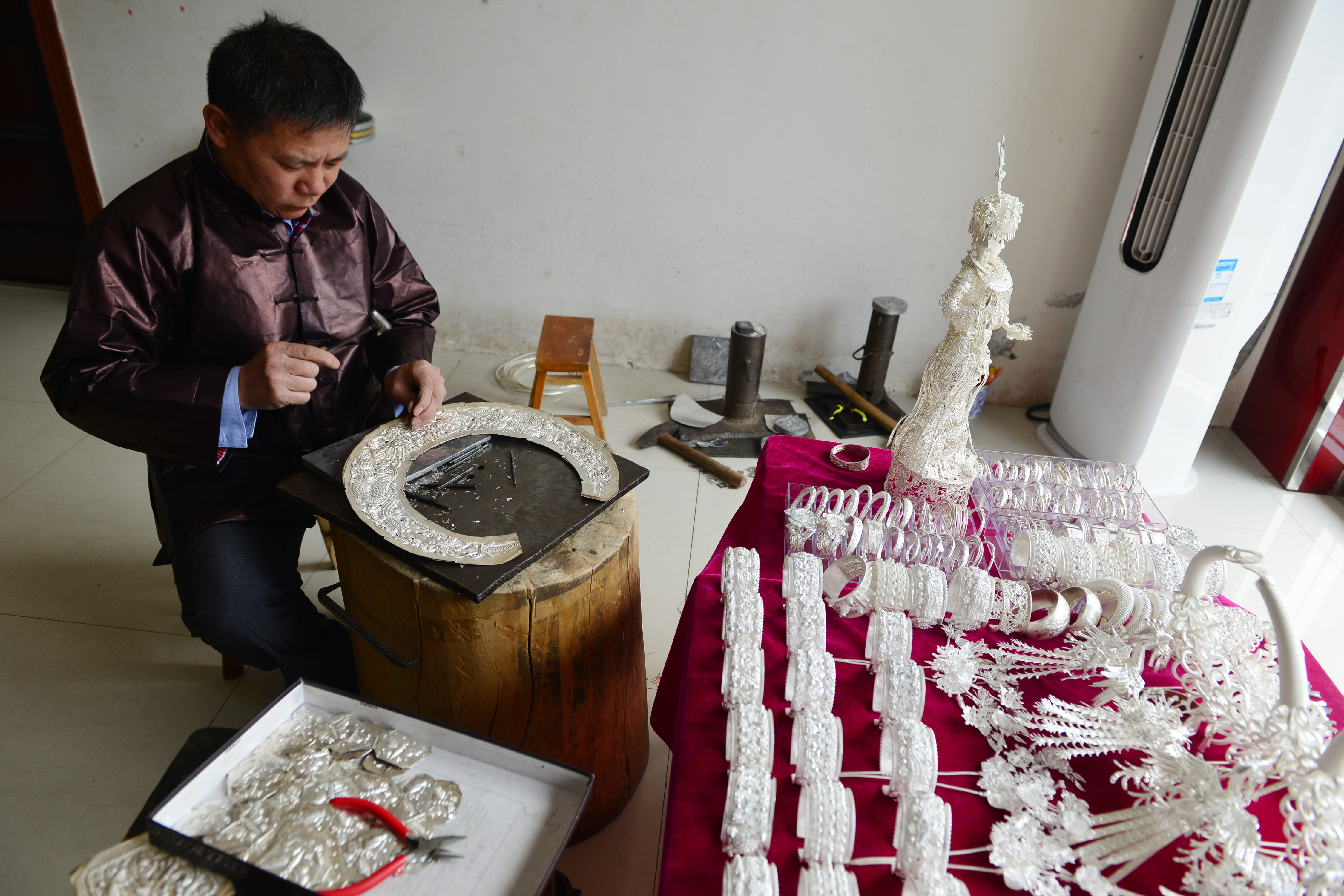 (社会)(2)贵州黔东南:苗族银饰加工忙